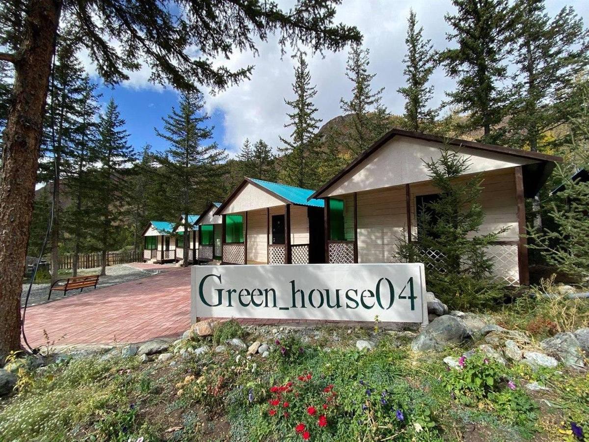 Ряд домиков турбазы GREEN HOUSE 04 с вывеской